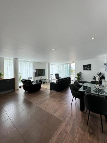 Luxury Dockview 3 Beds Excel London - Tap to explore photos