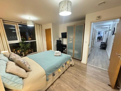 Luxury Dockview 3 Beds Excel London - Tap to explore photos