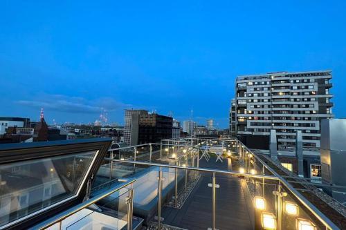 Panoramic Perfection Marble Arch 2BR Penthouse 74 - Tap to explore photos