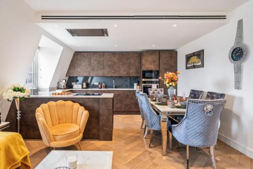 Panoramic Perfection Marble Arch 2BR Penthouse 74 - Tap to explore photos