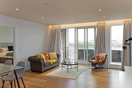 Kings Cross 2 Bed with City Views, AC, Balcony - Tap to explore photos