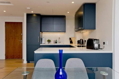 Kings Cross 2 Bed with City Views, AC, Balcony - Tap to explore photos