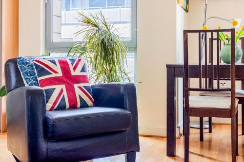 Peaceful Studio in Deptford, 5 mins DLR - Tap to explore photos