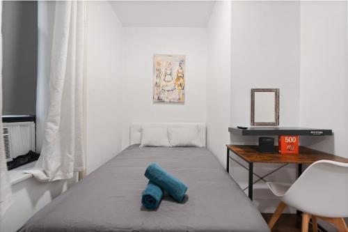 Spacious Modern Chinatown 3 bedrooms - Tap to explore photos