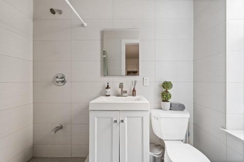 Spacious Modern Chinatown 3 bedrooms - Tap to explore photos