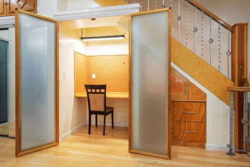 Luxury Sutton Place Duplex 3br 3bth - Tap to explore photos