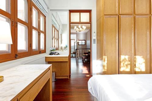 Sathorn Private Pool Villa - Tap to explore photos