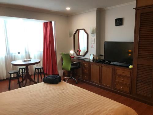 Nana Bangkok signature Apartment - Tap to explore photos