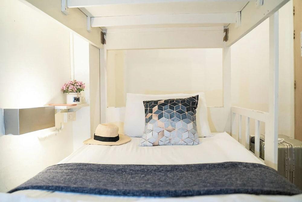 Qilombo Hostel Silom Room Type - Bed in 6-Bed Mixed Dormitory Room (2nd floor) Qilombo Hostel Silom Room Type - Bed in 6-Bed Mixed Dormitory Room (2nd floor)