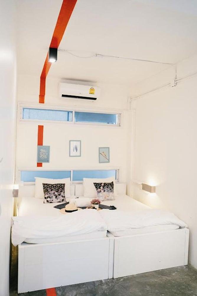 Qilombo Hostel Silom Room Type - Twin Room, Shared Bathroom