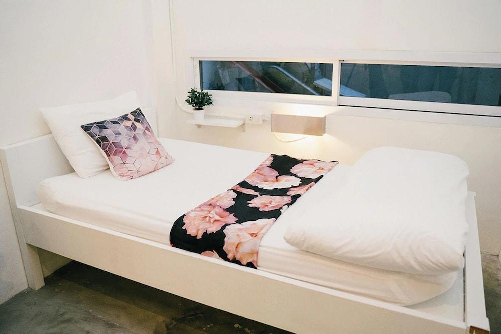 Qilombo Hostel Silom Room Type - Triple Room, Shared Bathroom