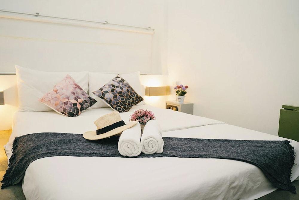 Qilombo Hostel Silom Room Type - Standard Room, Private Bathroom
