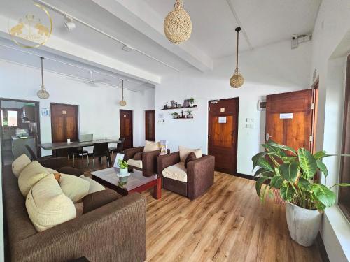 Galle Face Terrace Hostel by Tourlux - Tap to explore photos