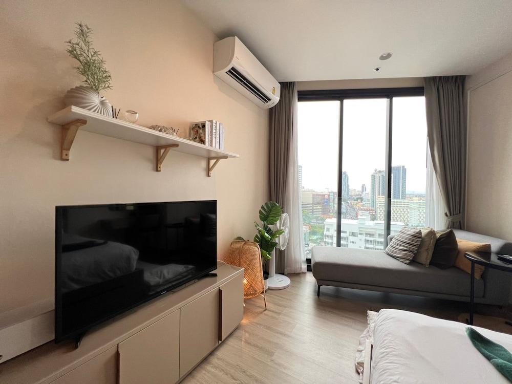 Edge Central Pattaya by Mickey Room Type - Premium Studio, City View