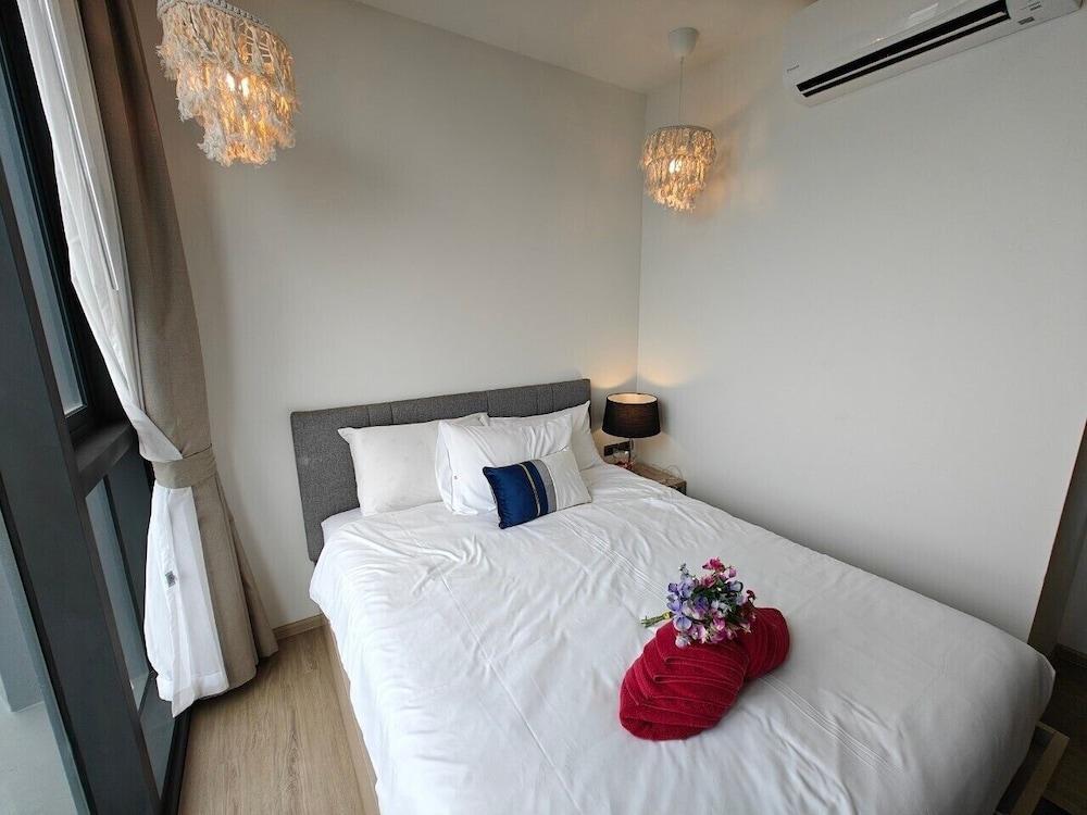 Edge Central Pattaya by Mickey Room Type - High Floor 2BR 2BA Sea View with Dining Table