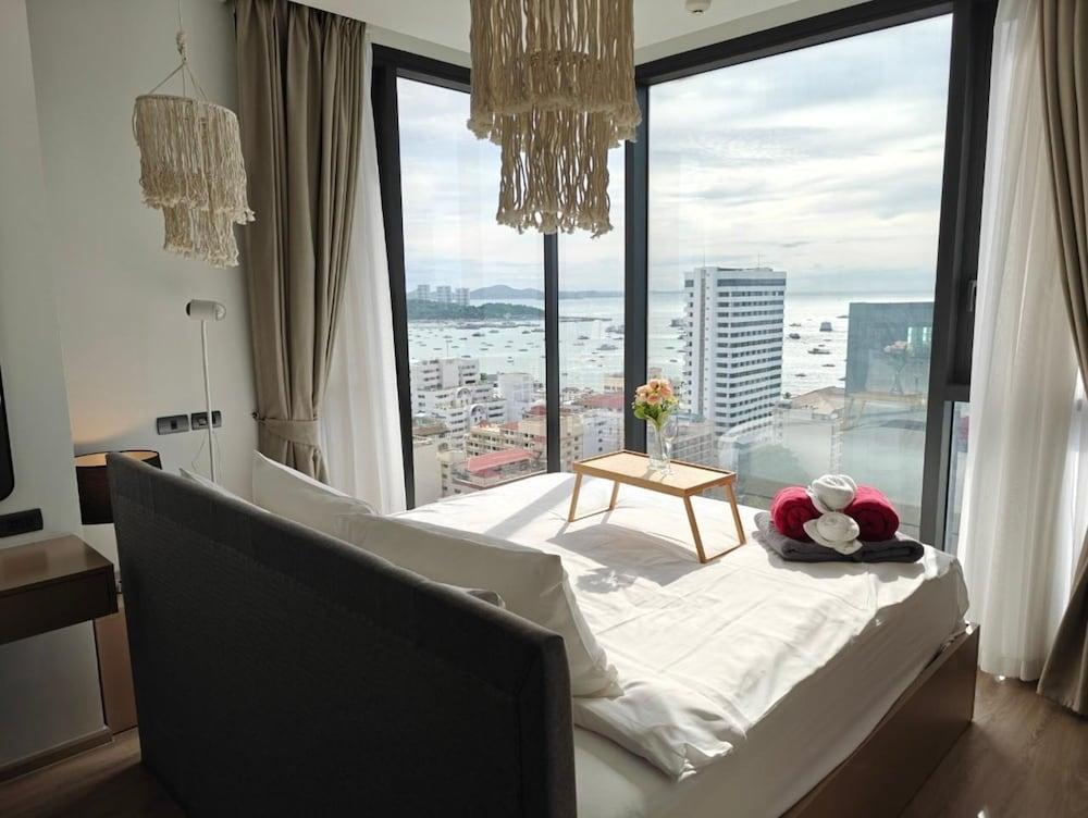 Edge Central Pattaya by Mickey Room Type - Luxury 2BR 2BA Sea View with Bathtub