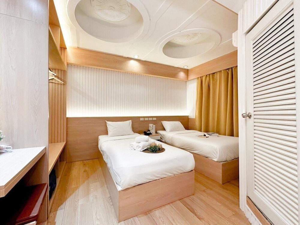 Thrive Hotel Room Type - Deluxe Twin Room, Non Smoking, City View