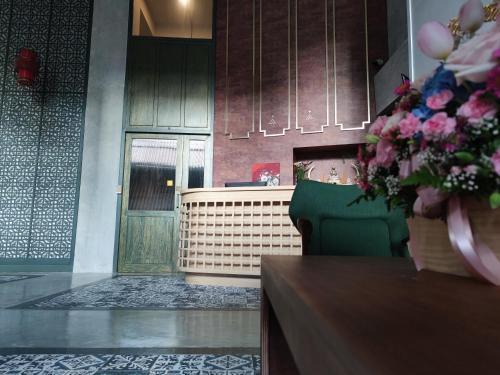 N5 Ratchawong Hostel - Tap to explore photos