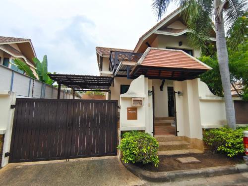 Baan Natcha Villa - Tap to explore photos