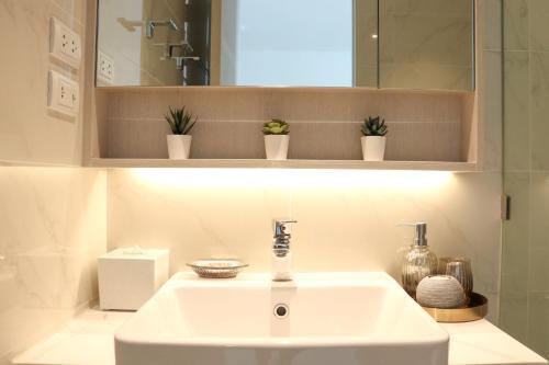 Cassia 2 BR Sea View apt by NLA - Tap to explore photos