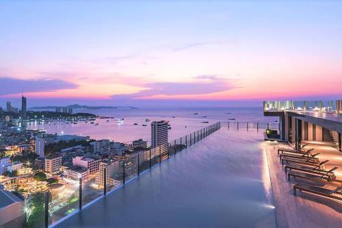 Central Pattaya, Best Location With Infinity Pool