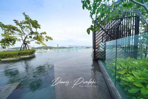 Luxury Edge Seaview Apartment - Tap to explore photos