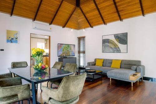 Luxurious Residence Rawai - Private Pool Villas - Tap to explore photos