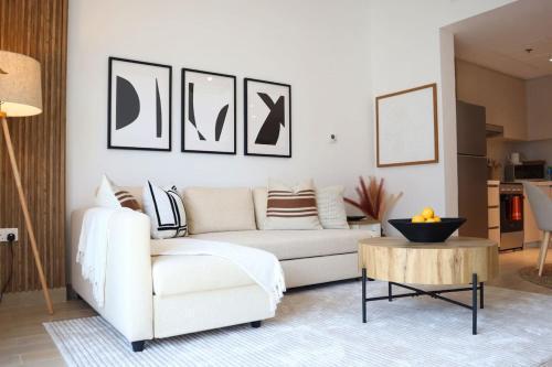 1BR Yas Island - Chic Stay with Pool & Gym - Tap to explore photos