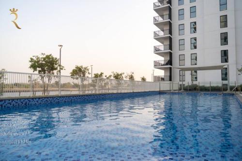 1BR Yas Island - Chic Stay with Pool & Gym - Tap to explore photos