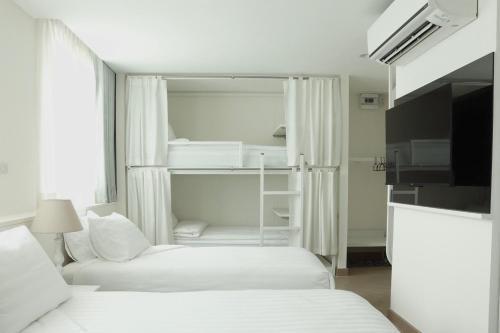 ResT Bangkok Poshtel Room Type - Superior Family Room ResT Bangkok Poshtel Room Type - Superior Family Room