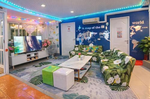White House Hostel Khaosan - Tap to explore photos