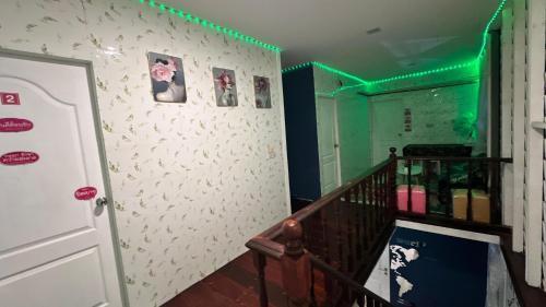 White House Hostel Khaosan - Tap to explore photos