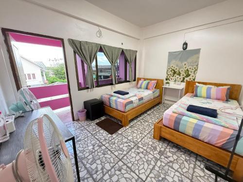 Madam Guesthouse Room Type - Twin Room with Balcony with Shared Bathroom