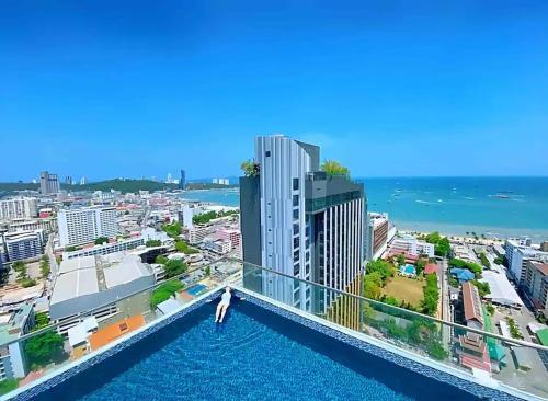 Central Pattaya -Amazing Location with Infinity Pool