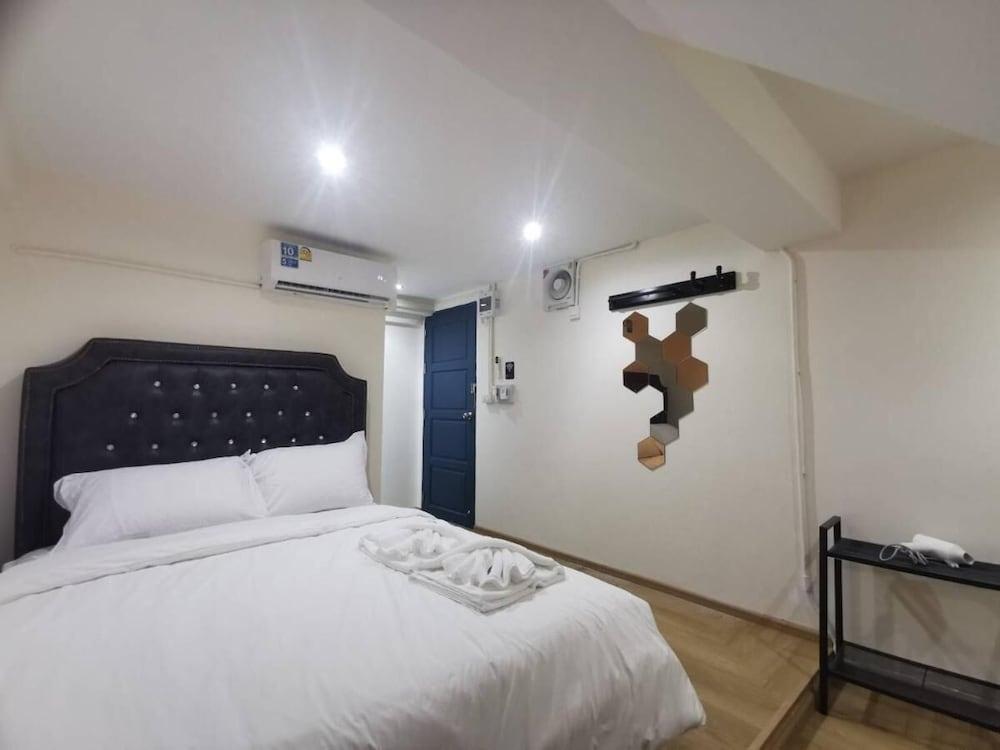 The One Hotel Room Type - Queen Interior Room, Near Walking Street