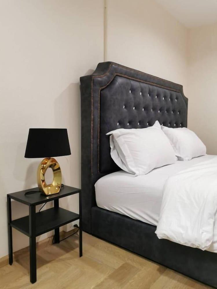 The One Hotel Room Type - King Room with Balcony, 50'' Smart TV