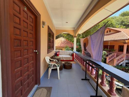 Bohemian apartment at Ya Nui beach - Tap to explore photos