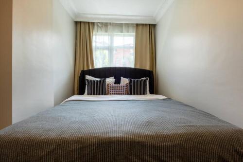 Central 3-Bedroom Flat - Tap to explore photos