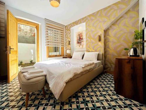 Refurbished Triplex in Taksim - Tap to explore photos