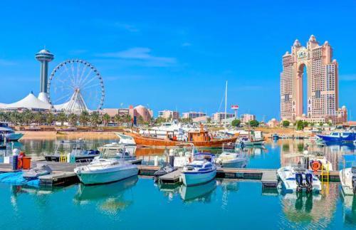 Corniche Street - Superb Lovely Room - Tap to explore photos