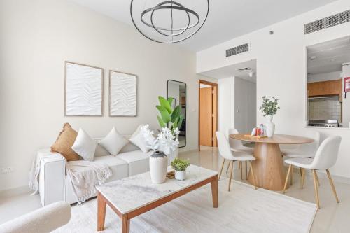 Silkhaus Vacation Homes Modern 2BDR Near Reem Mall - Tap to explore photos