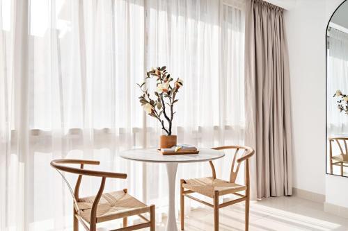 Silkhaus Vacation Homes Bright Studio Near Silicon Central Mall - Tap to explore photos