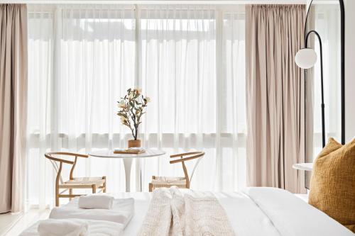 Silkhaus Vacation Homes Bright Studio Near Silicon Central Mall - Tap to explore photos