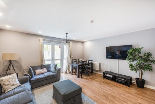 Spacious 4 bed house near Greenwich - Tap to explore photos
