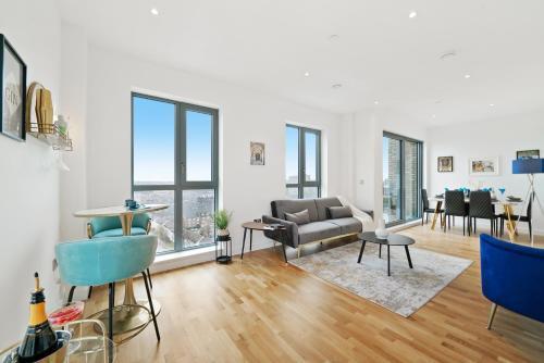 Luxury Penthouse London with Enviable Views - Tap to explore photos
