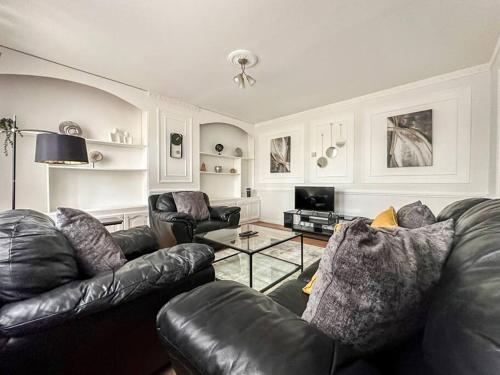 Newly Refurbished 3 Bed House Near London o2 Arena - Tap to explore photos