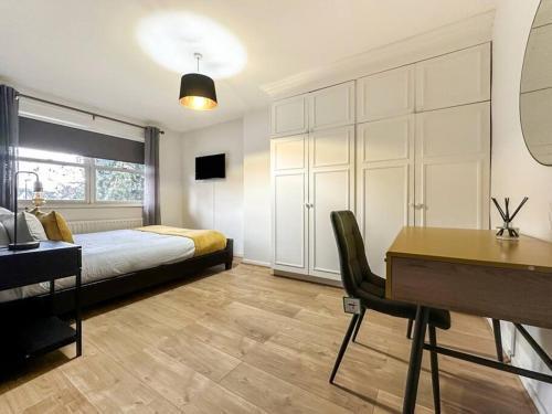 Newly Refurbished 3 Bed House Near London o2 Arena - Tap to explore photos
