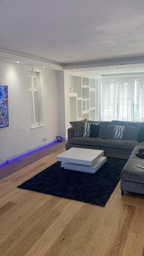 Great 5-Bedroom House in Thornton Road sleeps 14+ - Tap to explore photos