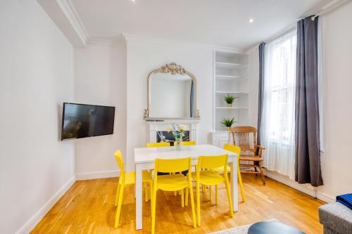 Marylebone Modern Apartments - Tap to explore photos