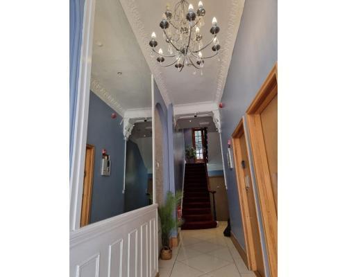 FB4-Spacious Basement Studio Near Hyde Park - Tap to explore photos